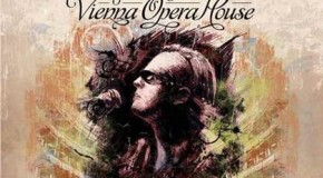 Bluesmeister Joe Bonamassa beehrt das renommierte Vienna Opera House mit akustischen Klängen